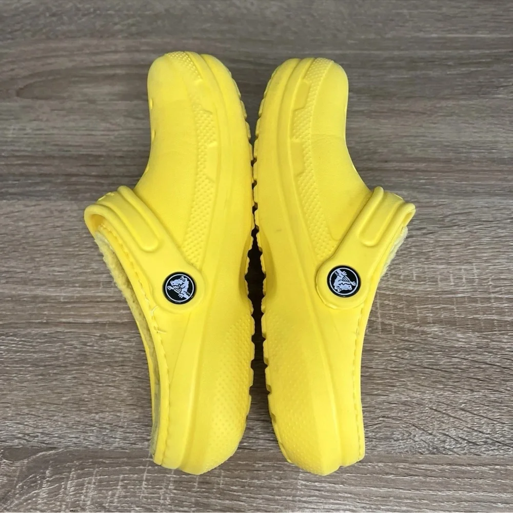 Crocs Youth J2 Fleece-Lined Classic Clogs Yellow | Kids Slip-On Shoes - Picture 4 of 7